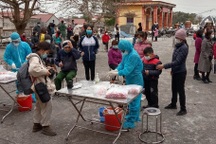 Hàng trăm người "nườm nượp" đi xét nghiệm nhanh Covid-19 ở Hải Dương