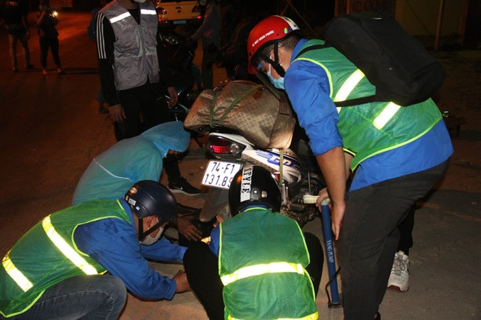 Ấm lòng người dân trên hành trình về quê tránh dịch Covid-19 - 1 Ấm lòng người dân trên hành trình về quê tránh dịch Covid-19 - 1