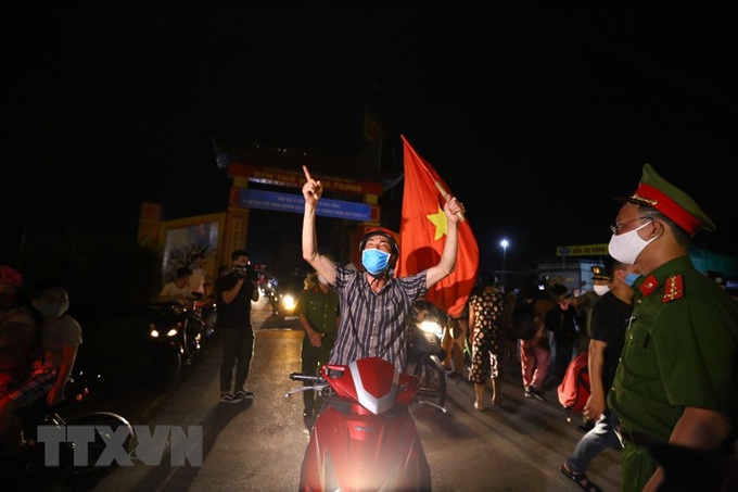 Khoảnh khắc niềm vui vỡ òa của người dân Hạ Lôi sau 28 ngày phong tỏa - Ảnh 5.