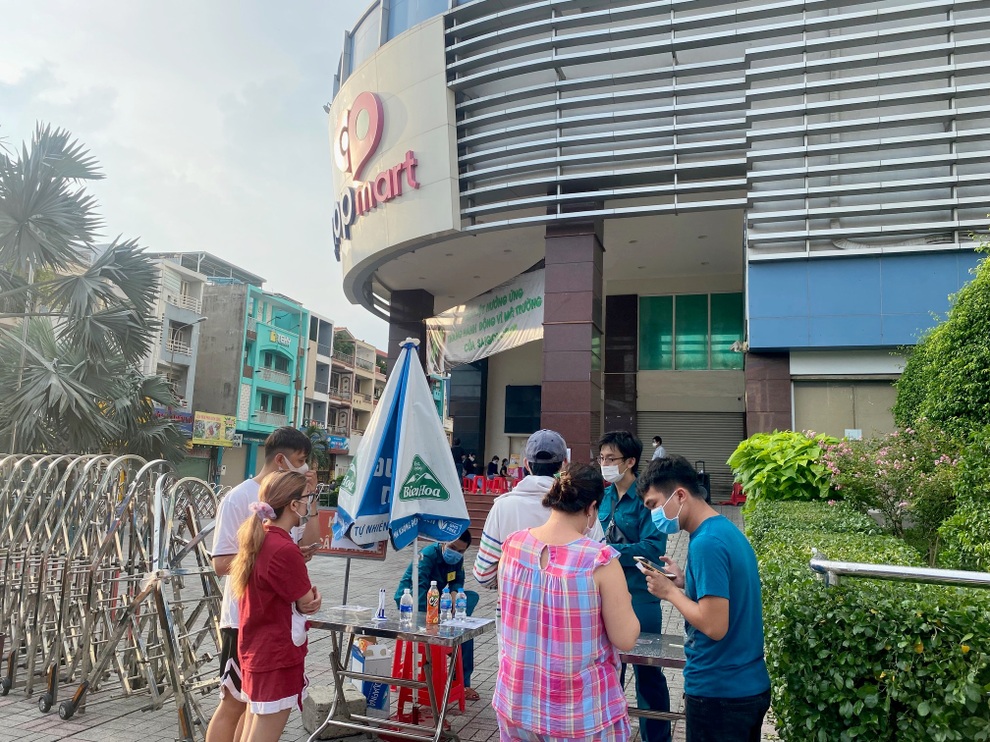 TPHCM: Nhận phiếu mua hàng buổi trưa, đến khuya mới được vào siêu thị - 1 TPHCM: Nhận phiếu mua hàng buổi trưa, đến khuya mới được vào siêu thị - 1