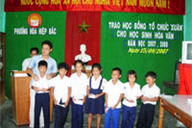 Trao học bổng Xuân cho học sinh làng Vân