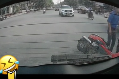 Vừa đi vừa dùng điện thoại, người đàn ông lao xe máy vào đuôi ô tô