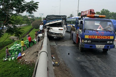 Xe tải lao vào lan can cầu, quốc lộ 1A ùn tắc hơn 5km