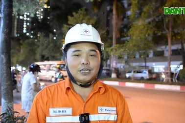 Nhân viên điện lực phát loa kêu gọi người dân sử dụng điện tiết kiệm.