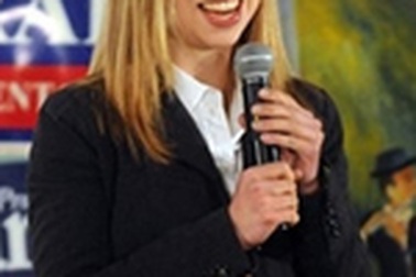 Ái nữ nhà Clinton chỉ trích Bush