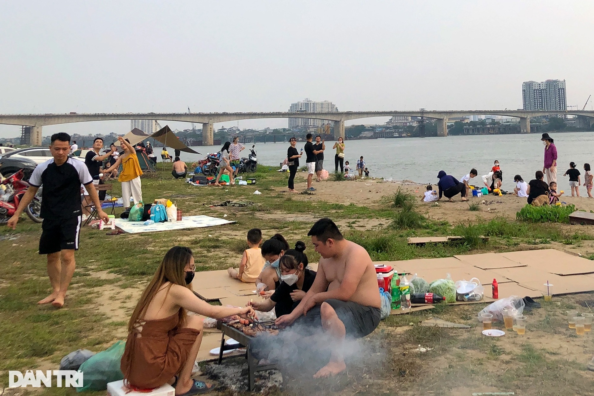 Đông nghịt người cắm trại, nghỉ ngơi ven sông Hồng dịp lễ 10/3 - 5