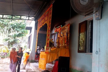 Nữ cán bộ bị bạn học chém, tưới xăng đốt tử vong