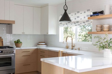 7 mẹo ánh sáng giúp bếp nhỏ bất ngờ rộng thoáng hơn