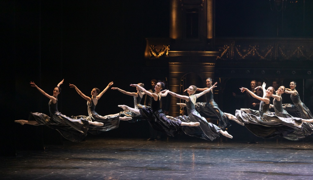 Đoàn ballet đương đại nổi tiếng thế giới lần đầu tiên đến Việt Nam - 2 Đoàn ballet đương đại nổi tiếng thế giới lần đầu tiên đến Việt Nam - 2