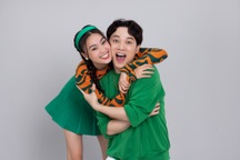 Trúc Nhân ôm Ninh Dương Lan Ngọc vô cùng thân thiết