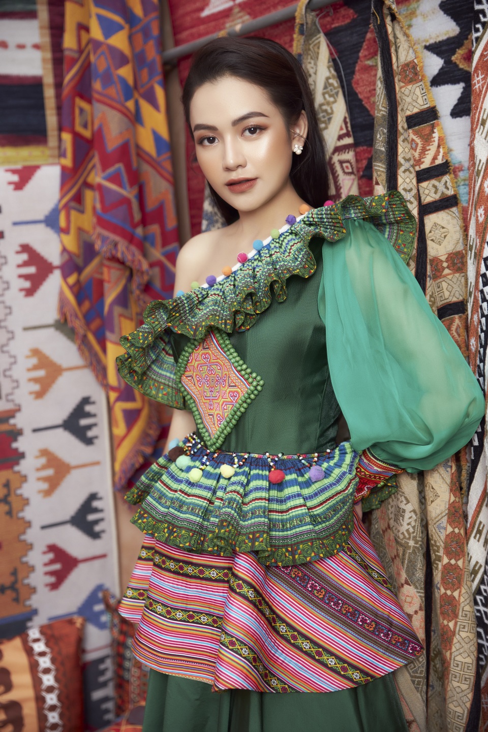 9x xinh đẹp Hà Nội biến tấu lạ mắt với trang phục họa tiết dân tộc - 5 9x xinh đẹp Hà Nội biến tấu lạ mắt với trang phục họa tiết dân tộc - 5