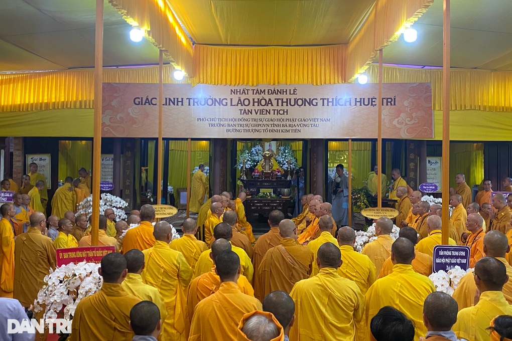 Tăng ni, phật tử tham dự lễ an táng Hòa thượng Thích Huệ Trí - 1 Tăng ni, phật tử tham dự lễ an táng Hòa thượng Thích Huệ Trí - 1