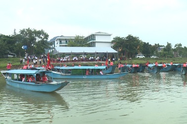 Bí thư thôn tự sắm thuyền, lập đội cứu hộ tự nguyện trên sông vào động Phong Nha