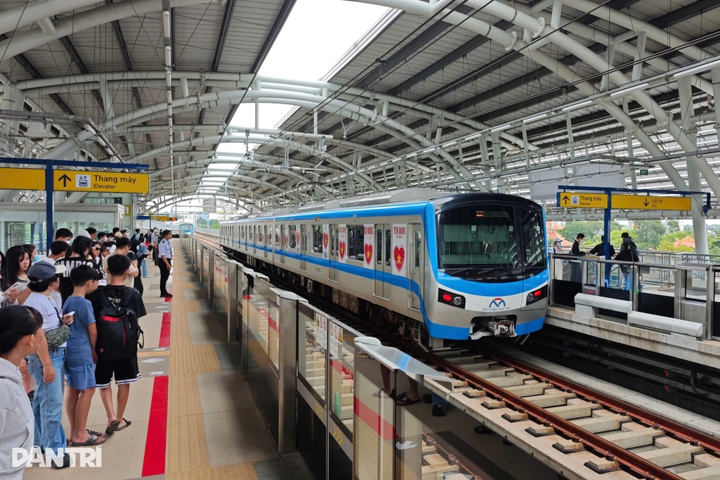 Bé trai một mình lọt lên tàu metro TPHCM, cha mẹ cuống cuồng đi tìm - 2