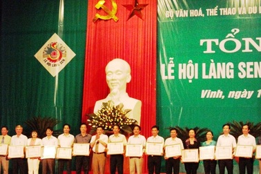 Nhiều cái “được” ở lễ hội Làng Sen năm 2010