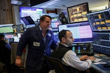 Chứng khoán Mỹ lập đỉnh, châu Á trái chiều