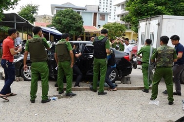 Liều lĩnh cầm dao "đại náo" trụ sở công an