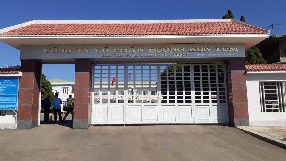 Hàng trăm người tập trung trước nhà máy đường đòi tiền sắm tết - 3 Hàng trăm người tập trung trước nhà máy đường đòi tiền sắm tết - 3