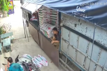 Thanh niên đi xe máy thoát chết may mắn trong tình huống bất ngờ