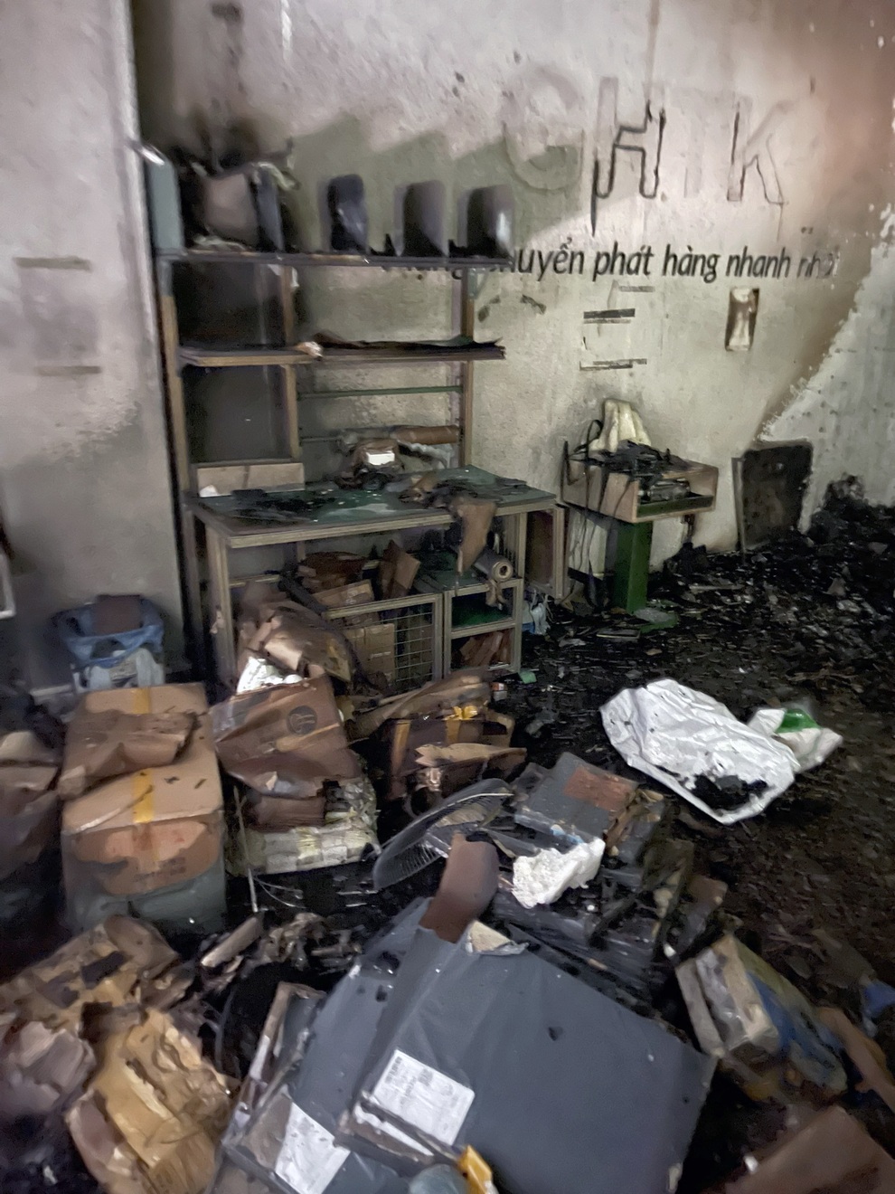 Hà Nội: Giải cứu 3 người khỏi đám cháy ở công ty giao hàng - 2