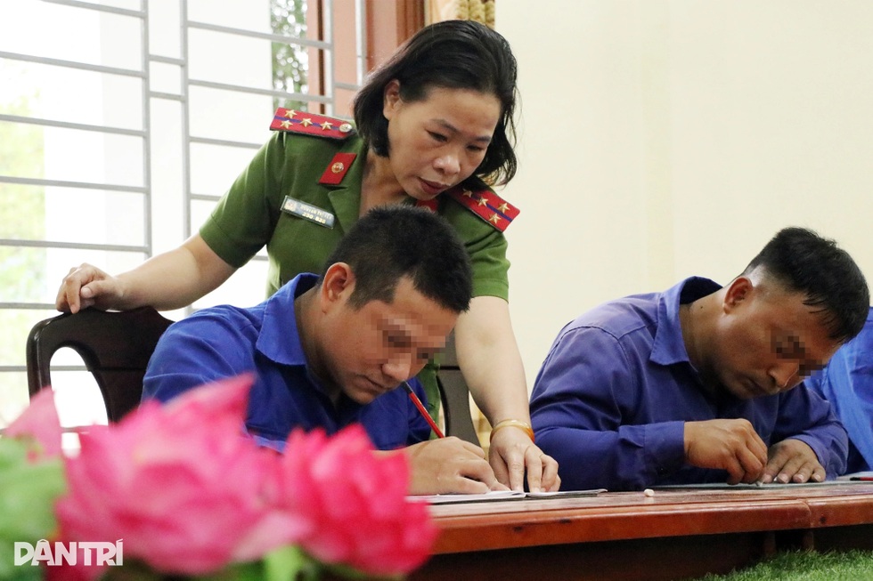 Người đàn ông 20 năm nghiện ma túy rưng rưng lần đầu tiên viết tên mình - 5 Người đàn ông 20 năm nghiện ma túy rưng rưng lần đầu tiên viết tên mình - 5