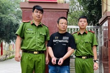 Người đàn ông bị bắt ngay trước cổng trại giam, khi vừa được trả tự do