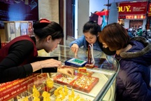 Vàng "cháy" hàng, khách ở Hà Nội chờ 200 lượt để được mua