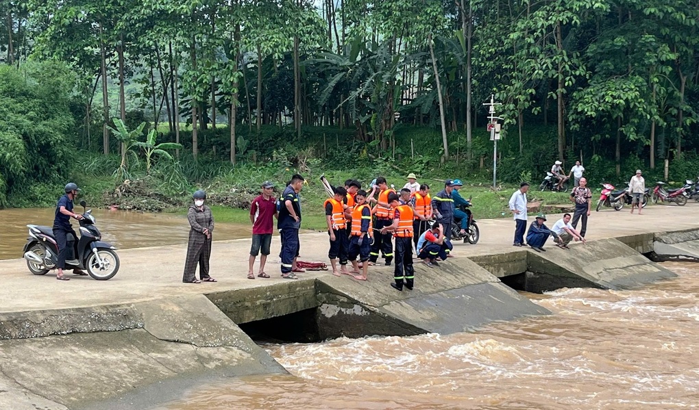 Thanh niên bị cuốn trôi cùng xe máy khi đi qua ngầm tràn ở Phú Thọ - 1 Thanh niên bị cuốn trôi cùng xe máy khi đi qua ngầm tràn ở Phú Thọ - 1