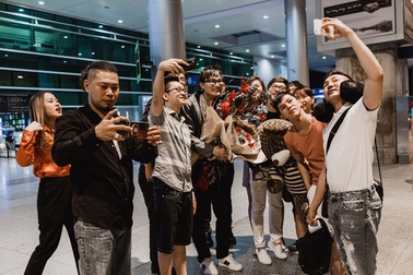 Nam vương dòng nhạc trữ tình Tiến Phạm rạng rỡ trong ngày về nước