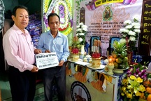 Trao "nóng" 10 triệu đồng đến gia đình bé gái 2 tuổi bố mẹ bị lũ cuốn trôi