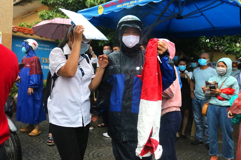Quảng Bình: Phụ huynh kiên nhẫn đội mưa ngóng con thi tốt nghiệp - 2 Quảng Bình: Phụ huynh kiên nhẫn đội mưa ngóng con thi tốt nghiệp - 2