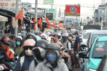 Hàng trăm phương tiện nối đuôi qua phà Cát Lái sau kỳ nghỉ lễ 30/4