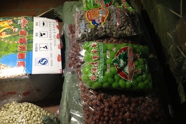 Bắt giữ 11 tấn ô mai, nho khô, bánh kẹo "lậu" có nguồn gốc Trung Quốc 