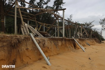 Bãi biển Hàm Rồng ở Huế sạt lở tan hoang