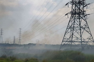 Cháy bãi cỏ, đường dây điện 500kv khu vực Nam Sài Gòn bị "uy hiếp"