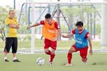 Mưa lớn, thầy trò HLV Park Hang Seo vẫn… cười tươi trên sân tập