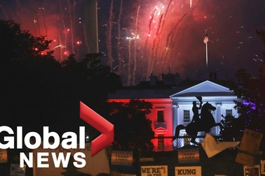 Pháo hoa rợp trời giữa lúc biểu tình bùng phát tại Washington