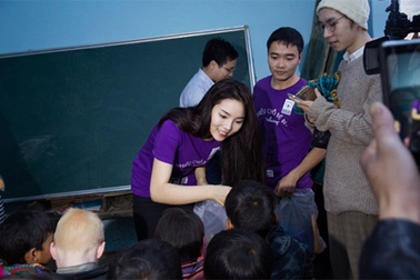 Hoa hậu Kỳ Duyên sẻ chia cùng học sinh nghèo vùng cao Hà Giang