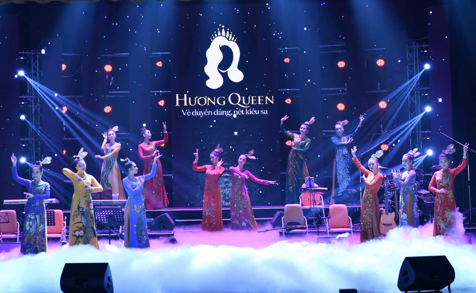 Nữ hoàng hoa hồng Bùi Thành Hương ra mắt BST áo dài “Màu thời gian” - 3 Nữ hoàng hoa hồng Bùi Thành Hương ra mắt BST áo dài “Màu thời gian” - 3