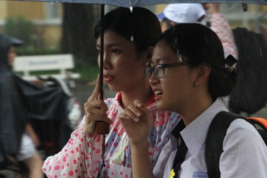 TPHCM: Phụ huynh rối bời vì con nghỉ học tránh bão