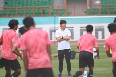 HLV Shin Tae Yong: "Cầu thủ Indonesia chỉ đủ sức đá 20 phút"