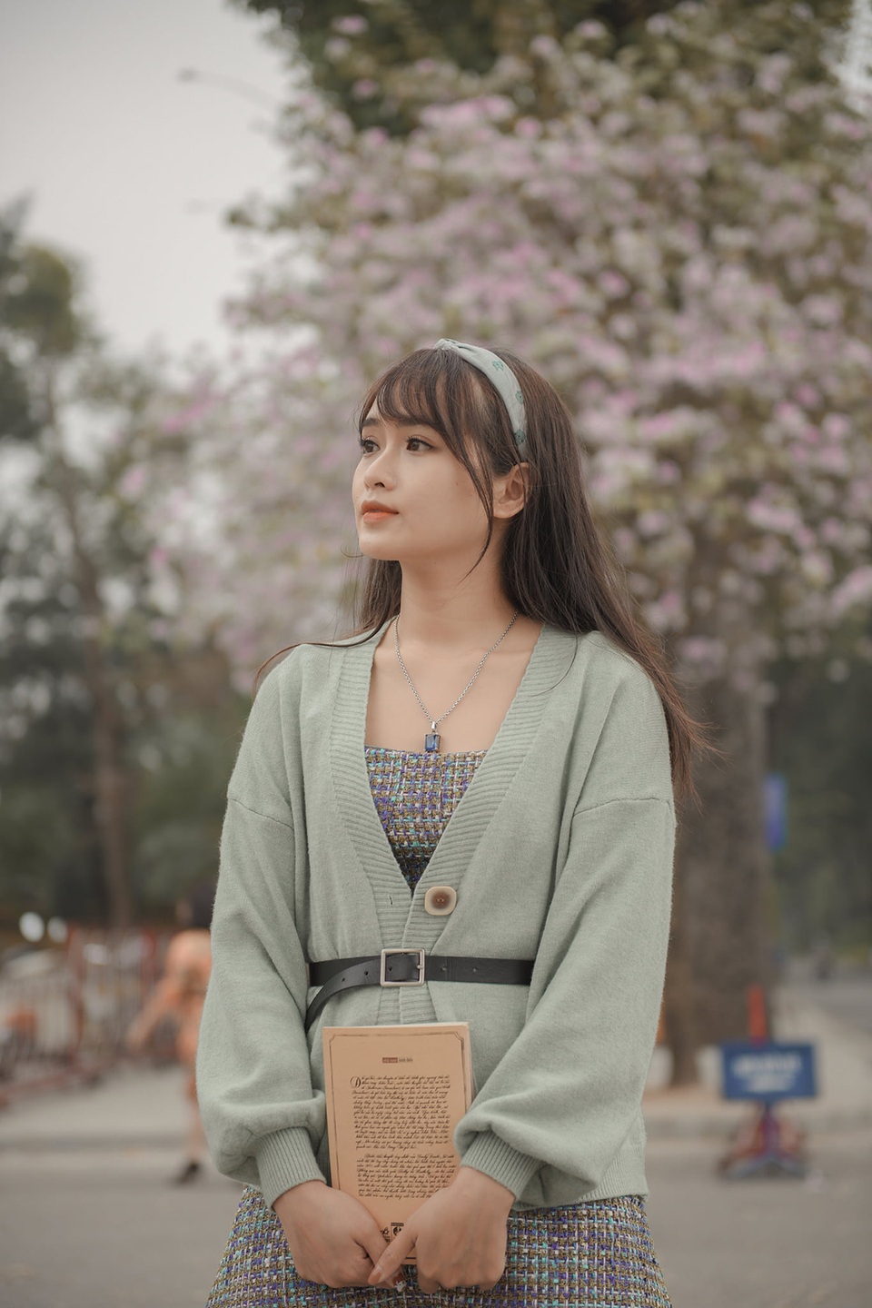 Nữ bác sĩ 9X xinh đẹp thả hồn lãng mạn với hoa ban tháng 3 - 2 Nữ bác sĩ 9X xinh đẹp thả hồn lãng mạn với hoa ban tháng 3 - 2