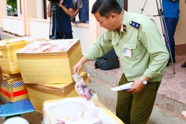 Hơn 700kg thịt heo rừng và đà điểu bốc mùi hôi thối trên xe tải