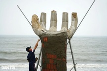 Thanh Hóa: Yêu cầu báo cáo việc xây dựng 5 tượng bàn tay ở bờ biển Hải Tiến