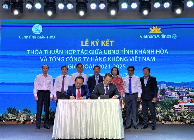 Vietnam Airlines và tỉnh Khánh Hòa ký kết thỏa thuận hợp tác giai đoạn 2021 - 2025 - Ảnh 1.