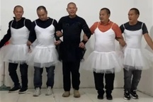 Chuyện xúc động về những ông bố cạo trọc đầu, mặc váy nhảy múa kỳ quặc