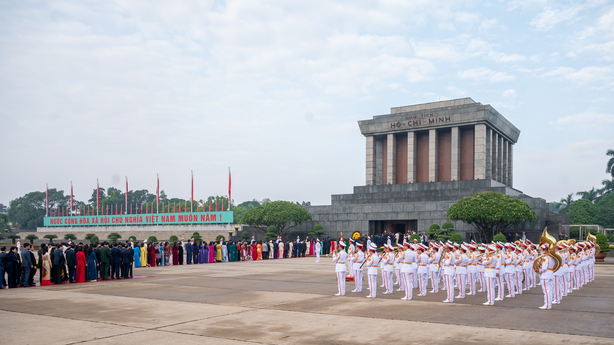 View - Lãnh đạo Đảng, Nhà nước và các ĐBQH vào Lăng viếng Chủ tịch Hồ Chí Minh | Báo Dân trí