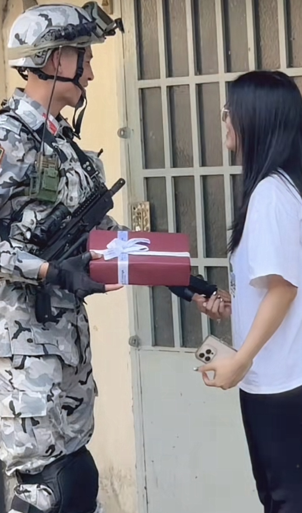 Cô gái tặng hoa cho chiến sĩ được đẩy thuyền, hé lộ tình trạng hiện tại - 1 Cô gái tặng hoa cho chiến sĩ được đẩy thuyền, hé lộ tình trạng hiện tại - 1