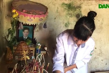 Cô học trò nghèo trong ngôi nhà sắp sập