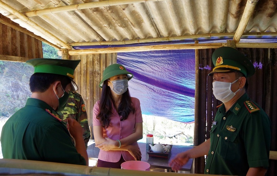 Thăm, tặng quà chiến sĩ biên phòng chốt chặn biên giới Việt - Lào - 1 Thăm, tặng quà chiến sĩ biên phòng chốt chặn biên giới Việt - Lào - 1